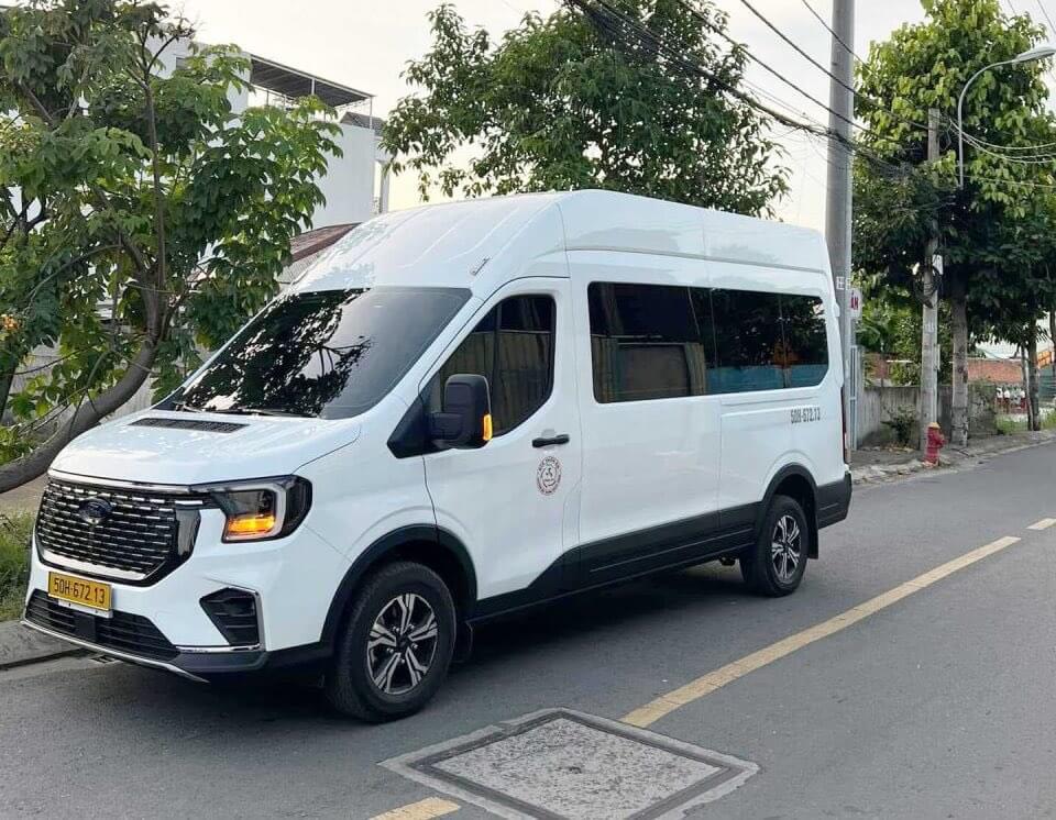 So sánh giá thuê xe 16 chỗ giữa tuyến du lịch và tuyến công tác