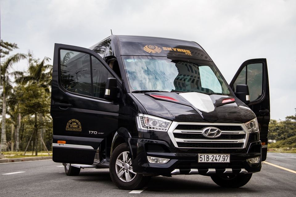 Xe 16 chỗ và limousine: lựa chọn nào hợp cho đoàn công ty?