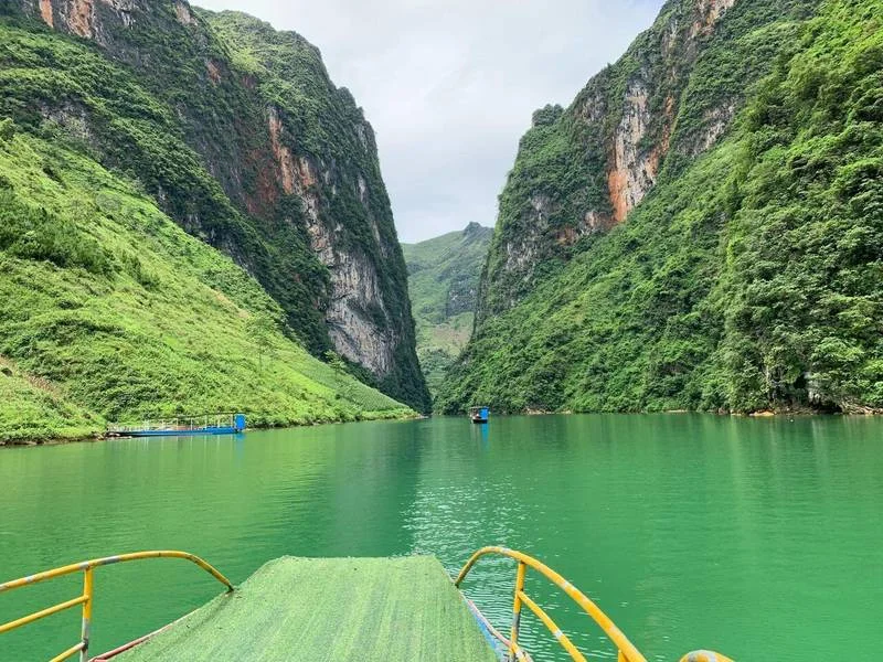 Cảnh đẹp sông Nho Quế và núi đá Hà Giang khi đi tour bằng xe máy
