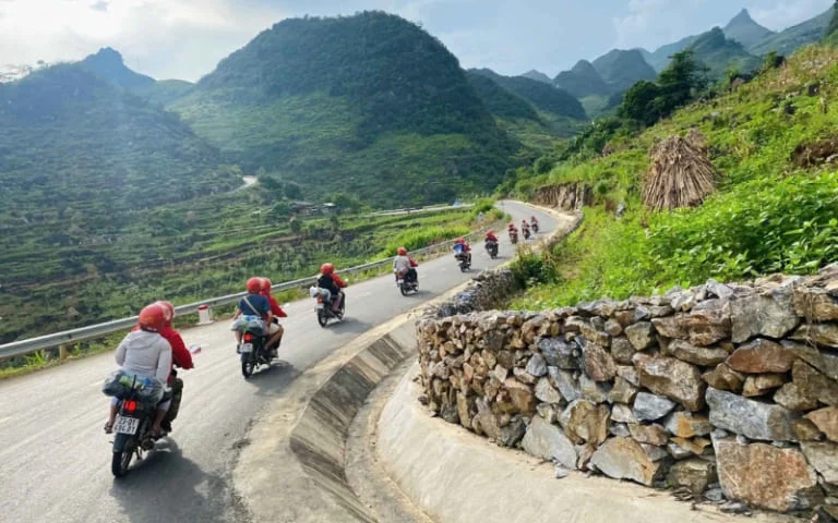 Đường đèo Hà Giang có sương mù và cua gấp khi đi xe máy