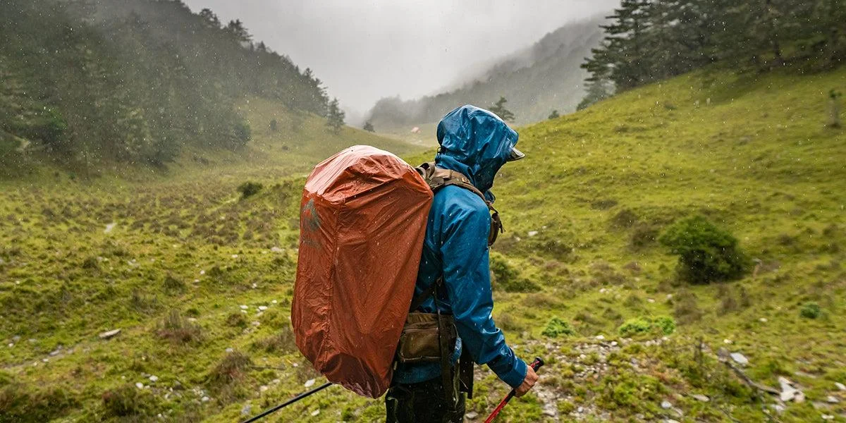 quần áo ẩm gây khó chịu khi đi Hà Giang mùa mưa