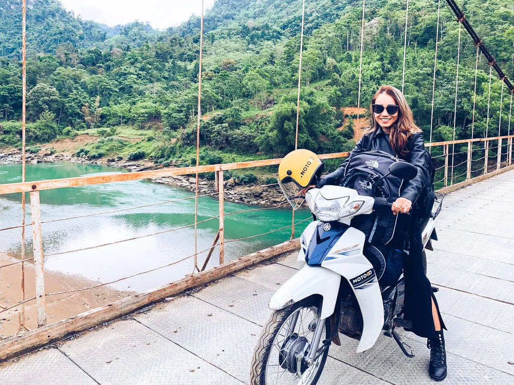 Giấy tờ thuê xe máy ở Hà Giang được sắp xếp gọn trong túi chống nước