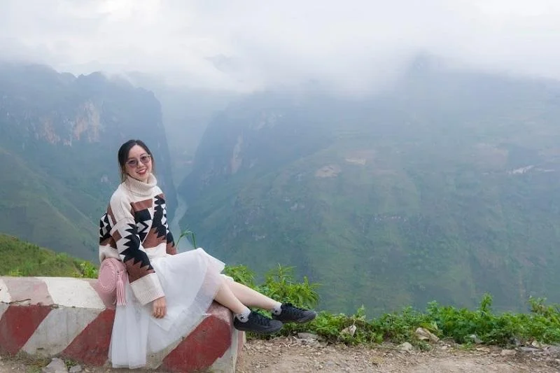 Một outfit đơn giản nhưng đổi phụ kiện có thể tạo nhiều kiểu ảnh khác nhau