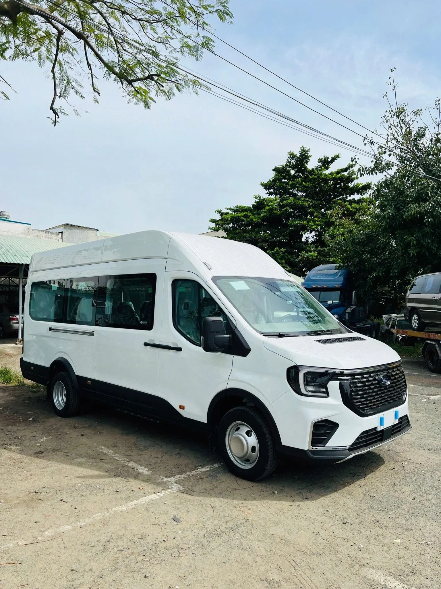 Xe 16 chỗ chờ đoàn công tác giữa các điểm họp