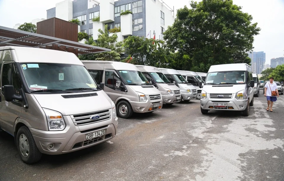 Đoàn doanh nghiệp di chuyển nhiều điểm bằng xe 16 chỗ
