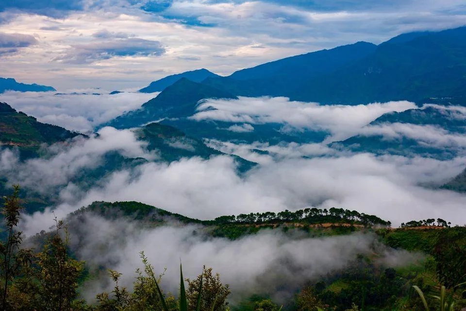 đường đèo Hà Giang mùa mưa trơn trượt và sương mù