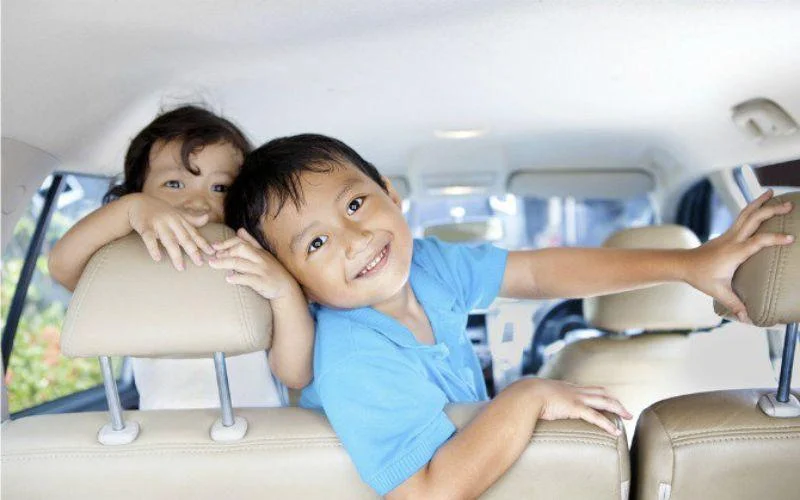 gia đình có trẻ nhỏ đi xe 16 chỗ nội thất rộng rãi điều hòa mát