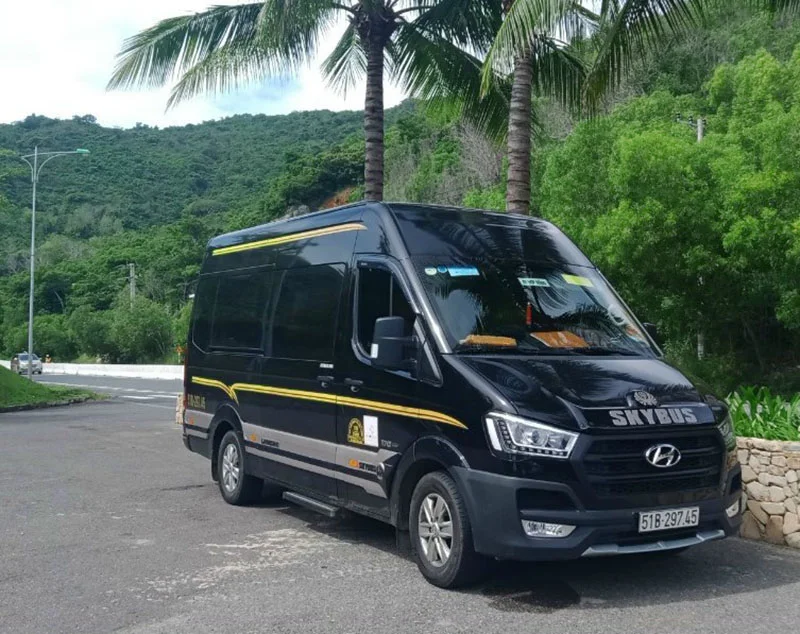 So sánh độ linh hoạt giữa xe 16 chỗ và xe 45 chỗ khi đi du lịch, công tác
