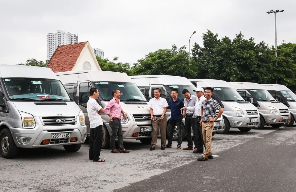 Gia đình đi xe 16 chỗ mang theo quà cáp khi về tỉnh thăm người thân