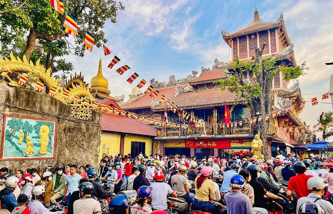Gia đình nhiều thế hệ đi lễ chùa đầu năm bằng xe riêng
