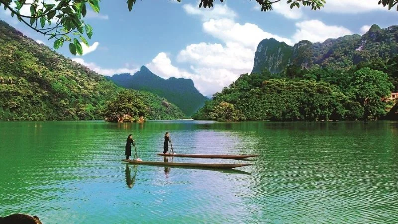 Cảnh đường đi và thiên nhiên Hồ Ba Bể phù hợp cho chuyến đi 2 ngày 1 đêm hoặc 3 ngày 2 đêm