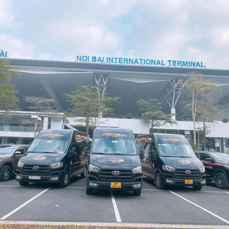 Tài xế cầm biển tên đón khách VIP tại sân bay Nội Bài bằng xe 16 chỗ