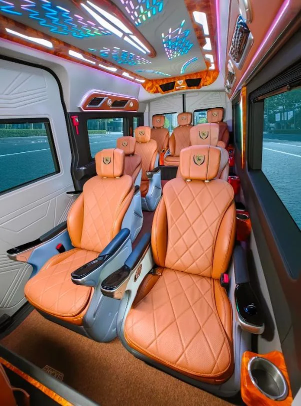 Nội thất xe 16 chỗ rộng rãi, sạch sẽ, phù hợp đón khách VIP doanh nghiệp