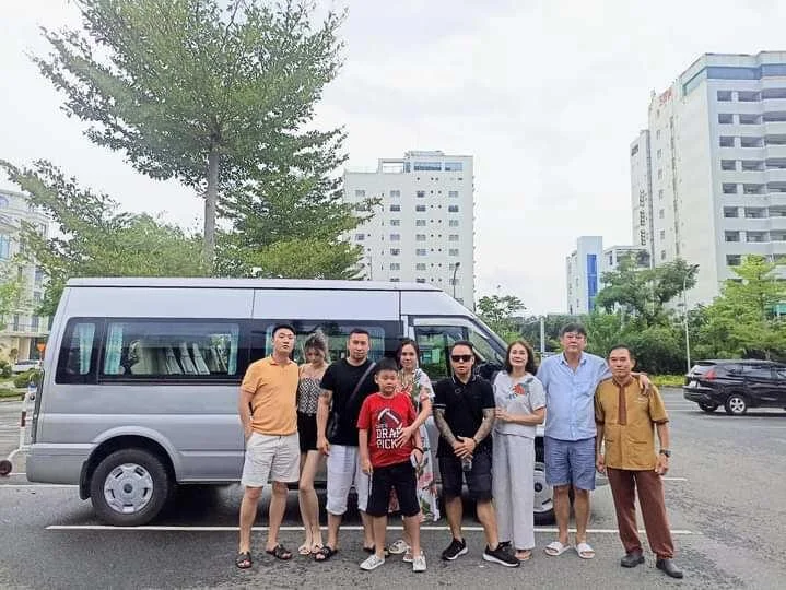 Xe 16 chỗ phục vụ sự kiện hội nghị khai trương tại Hà Nội