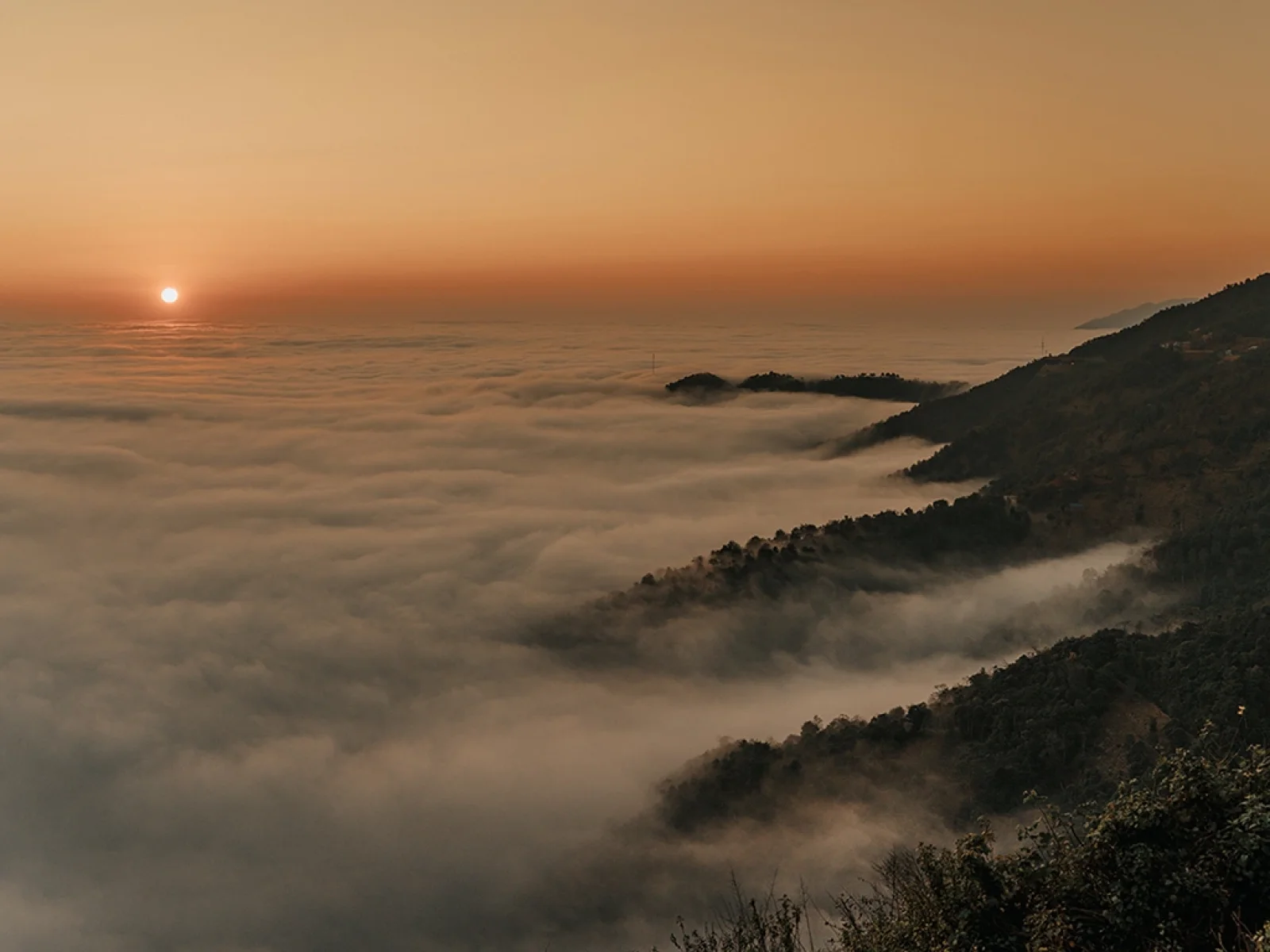 Ho&agrave;ng h&ocirc;n tr&ecirc;n biển m&acirc;y T&agrave; X&ugrave;a